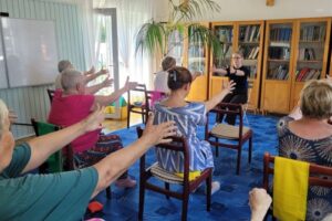 Adrianna Borowska prowadząca zajęcia ruchowe dla seniorów zdj1
