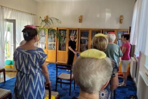 Adrianna Borowska prowadzi zajęcia ruchowe dla seniorów zdj5