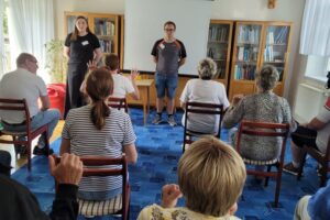 Aleksandra Olejniczak i Kamil Kleszcz podczas prowadzenia ćwiczeń z seniorami zdj3